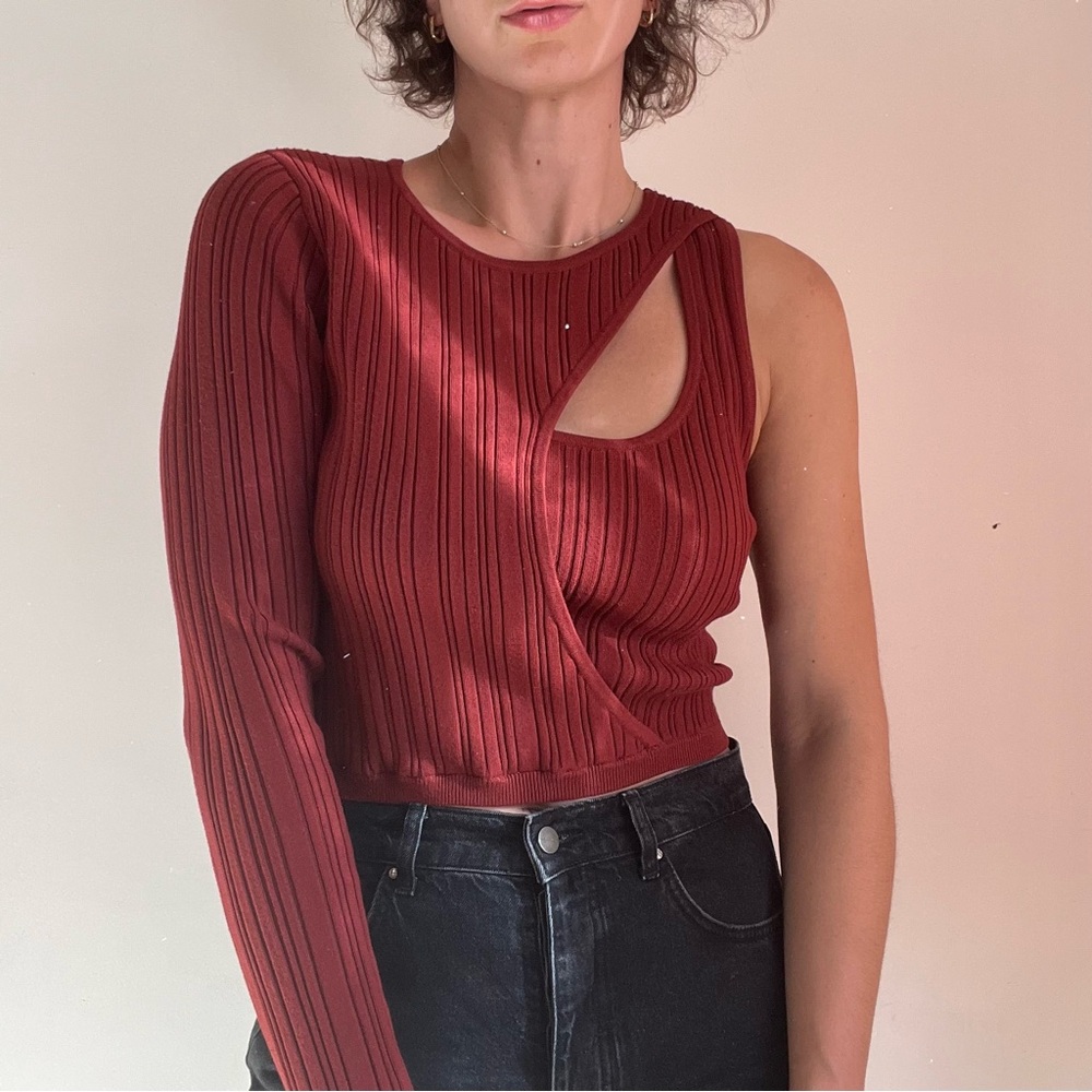 Burgundy one sleeve ribbed sweater